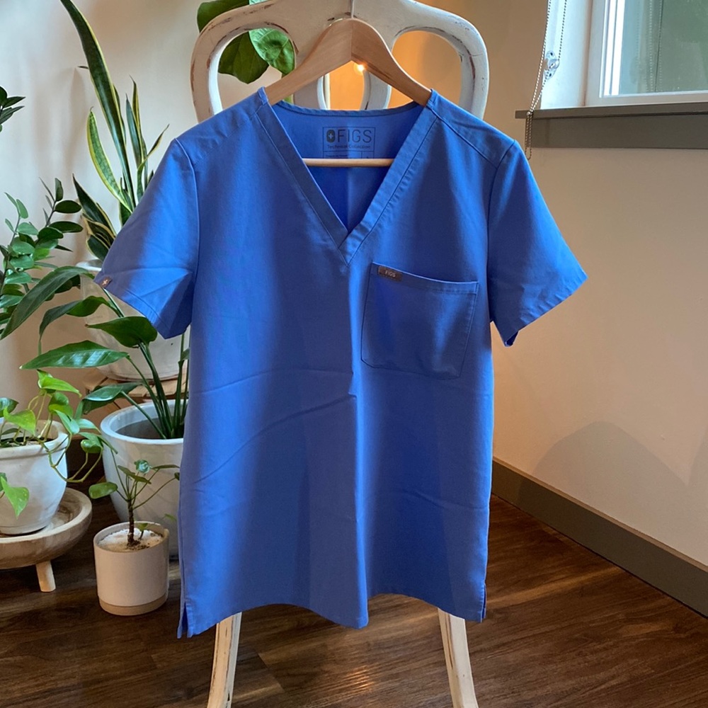 figs scrubs catarina one pocket top. Ceil blue color.